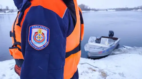 В Красноярске спасатели продолжают поиски мужчины на льдине