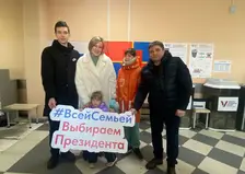 Людмила Ильиных, депутат и многодетная мама из Красноярска всей семьей пришла на избирательный участок в Солнечном