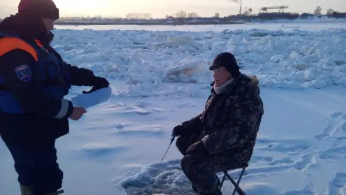 В Красноярском крае три рыбака отправились «покорять Енисей» на льдине