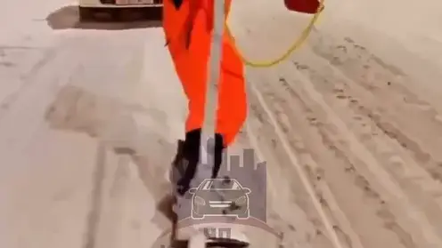 «Так проводил досуг»: Проехавшийся на сноуборде по улицам Ачинска мужчина получил штраф и профилактическую беседу