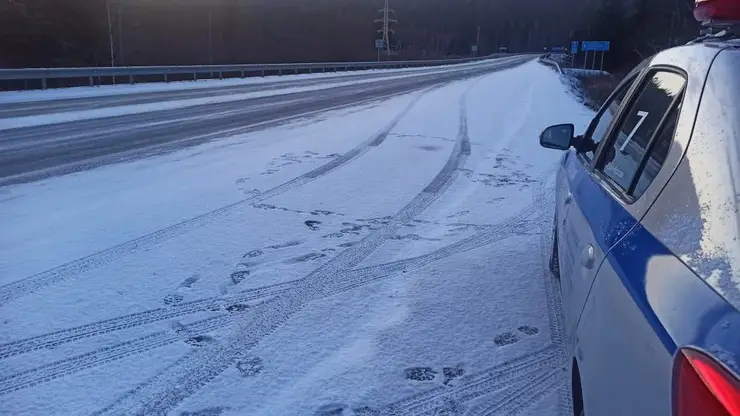 Водителей Красноярского края предупреждают о снежном накате на трассах