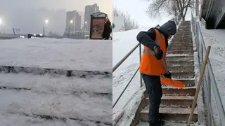 В Красноярске дорожники начали активно чистить лестницы и тротуары от снега