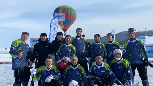 Сотрудники СУЭК сыграли в хоккей на льду Байкала