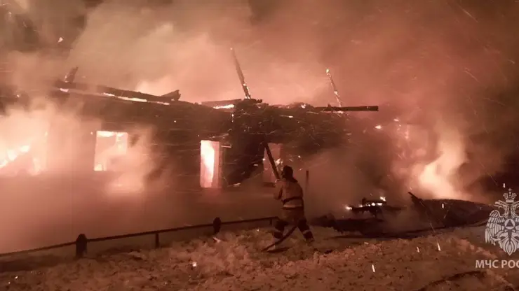 В Красноярском крае в деревне Двинка загорелся школьный спортзал